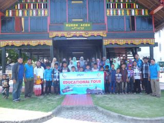 Anak yatim OKP-PKPU Aceh bersama para pembimbingnya mengunjungi beberapa tempat bersejarah yang ada di Banda Aceh dan Aceh Besar pada Minggu (22/6).  (Dewi/pkpu)