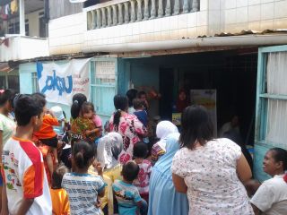 Pondok Gizi di Posyandu Teratai Kampung di Kampung Nutrisi, kelurahan Pampang, Kamis, 26/6/14.  (anissa/pkpu)