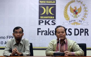Ketua Fraksi Partai Keadilan Sejahtera (PKS) Hidayat Nur Wahid (kanan).   (okezone.com)