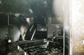 Kondisi Rumah Ustadz Jefri (Uje) setelah kebakaran, Jumat (20/6/14).  (detik.com)