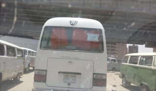 Selebaran ajakan shalawat Nabi di mobil-mobil yang tidak disukai pendukung kudeta (aljazeera.net)