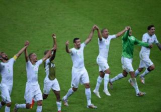 Timnas Aljazair merayakan keberhasilan masuk ke babak 16 (raialyoum.com)