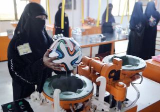 Wanita bercadar membuat bola untuk Piala Dunia Brasil 2014 (alhayat)
