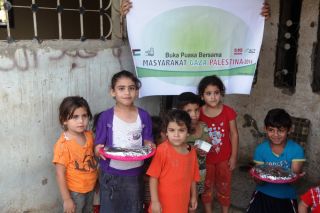 Mitra dan Relawan Lokal ACT mulai mendistribusikan makanan berbuka puasa kepada penduduk Gaza.  (lingga/act)