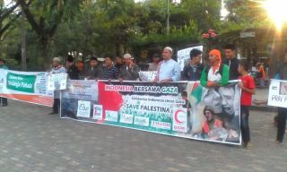 Aksi Solidaritas “Pray for Palestina : Tulungagung Cinta Gaza”. Ahad 13/7/14.  (Safari Hasan/BSMI)