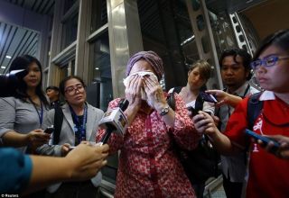 Kesedihan Keluarga korban setelah mendapat kepastian jatuhnya pesawat Malaysia Airlines MH17 penerbangan Amsterdam - Kualalumput.  (liputan6.com)