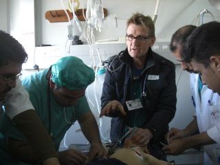 Profesor Mads Gilbert dalam sebuah operasi medis di Jalur Gaza (electronicintifada.net)