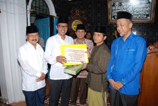 Gubernur Irwan Prayitno menyerahkan bantuan uang sebesar Rp 20 juta, 31 Al Qur'an dan 20 terjemahan kepada Masjid Raya Toboh Nagari Toboh Kecamatan Kampung Dalam Kab Padang Pariaman, Senin malam (30/6/14). (erwin fs) 