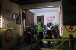 Seorang anggota kepolisian mengecek kerusakan yang terjadi di kantor TV One Biro Yogyakarta, Rabu (2/7) malam (antara/republika)