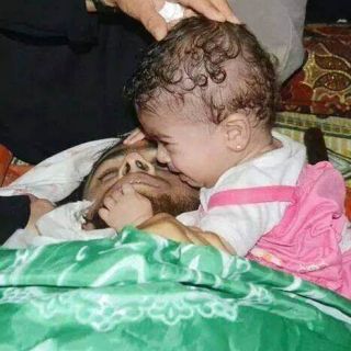 Balita perempuan di Gaza membangunkan ayahnya yang syahid (islammemo.cc)