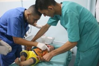 Bayi Palestina yang terluka dan ditangani tenaga medis (paltimes.net)