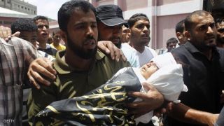 Seorang ayah membopong bayinya yang menjadi korban serangan Israel (SkyNews)