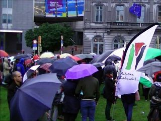 Demonstrasi di depan kantor Parlemen Uni Eropa di Brussel mengutuk pembantaian Israel di  Gaza Palestina. (Aljazeera)