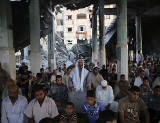 Warga Gaza melaksanakan Shalat Idul Fitri di tengah puing-puing masjid (alquds)