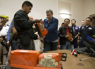Proses Penyerahan Black Box MH17 dari Prmbrontak Pro-Rusia kepada pemerintah Malaysia.  (cdn.sabay.com)
