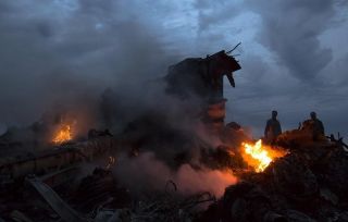 Puing-puing MH17 yang ditembak jatuh dan menewaskan 298 penumpang dan awak.  (rufox.ru)