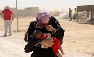 Seorang pengungsi wanita Suriah menyelamatkan diri dari mesin pembunuh di negerinya (raialyoum.com)