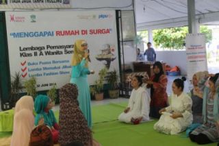 Hijabers mom Community dengan menggandeng PKPU menggelar berbagai kegiatan di Lapas Wanita Kelas II A yang berlokasi di MGR. Soegiyopranoto, Semarang Tengah, Senin 30/6/14.  (pram/apn/pkpu) 