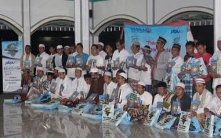 PKPU dan PT. Paragon (Wardah) membagikan 60 paket Al-Qur’an, melalui program Sebar Nusantara (SAN) dan 120 Paket Perlengkapan Ibadah (PPI) kepada para penghuni lapas Kelas II B Cianjur.  ((uti/sn/bud/pkpu)