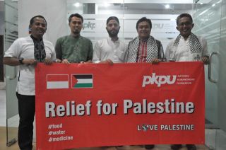 PKPU menyerahkan bantuan untuk rakyat Palestina melalui lembaga Al Hayah For Family Development Palestina.(11/7/14). (kis/pkpu)