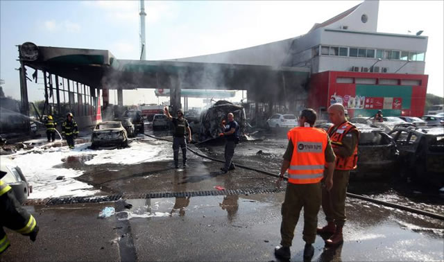 Roket Al-Qassam berhasil menghancurkan sebuah pom bensin di Ahdod (28 kilometer dari Gaza), Jum'at (11/7/2014). (Aljazeera)