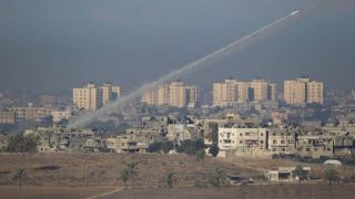 Peluncuran roket oleh Brigade Izzuddin Al-Qassam (noonpost)