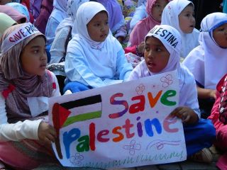 800 siswa TKIT-SDIT Bina Amal Semarang melakukan aksi solidaritas untuk palestina, Selasa 15/7/14.  (bina amal)