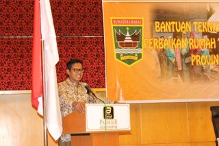 Gubernur Sumbar Irwan Prayitno pada pembukaan rakor bantuan teknis, sosialisasi, fasilitasi dan stimulasi perbaikan rumah tidak layak huni bagi masyarakat miskin tahun 2014 pada Kamis (3/7) di Hotel Basko, Padang. (erwin fs)
