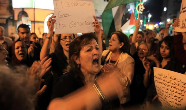 Warga Palestina turun ke jalan di Tepi Barat memprotes agresi Israel ke Gaza. (Aljazeera)