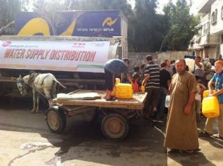 Nampak warga Gaza beramai-ramai mendatangi truk tanki untuk mendapatkan bantuan air bersih. (dok ACT)