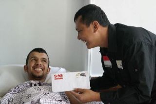 Tim SOS Palestine ACT Yusnirsyah Sirin dan seorang pasien warga Gaza di rumah sakit, di Kairo, Mesir (Yusnirsyah/ACT)