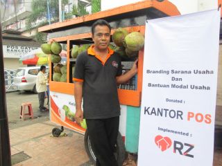 Dede Ruhiyat, Pedagang es kelapa yang mendapat bantuan modal dari PT Pos Indonesia dan Rumah Zakat.  (sayasih/rz)