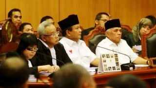 Prabowo-Hatta dan tim kuasa hukum saat hadir pada sidang perdana Perselisihan Hasil Pemilihan umum (PHPU) di MK.  (beritasatu.com)