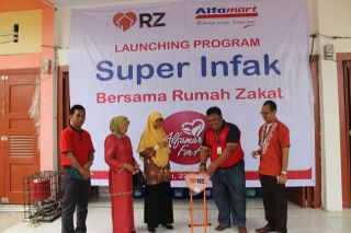 Launching Superinfak di Alfamart Jalan Sembilang Rumbai Pesisir, Pekanbaru.  (sayasih/rz)
