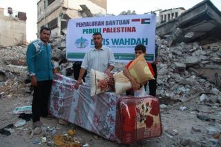 LAZIS Wahdah Islamiyah menyalurkan bantuan untuk rakyat Palestina di Gaza.  (wahdah Islamiyah)