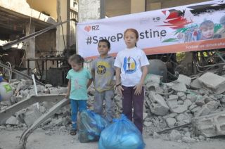 Rumah Zakat memberikan bantuan makanan kepada keluarga korban agresi Israel di area Jabaliya City, pada tanggal 23-27 Juli 2014.  (Sri Agustina/RZ)
