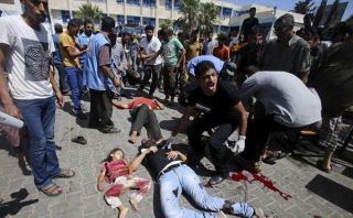Korban akibat serangan Israel pada sebuah sekolah PBB di Gaza, Minggu (3/8/14).  (@Falasteen)