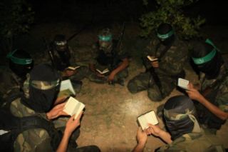Para personil Brigade Izzuddin Al-Qassam, sayap militer Hamas, sedang tekun membaca Al-Qur'an (Islamion)