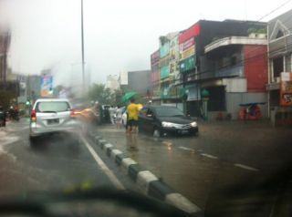 Banjir setinggi 40 centimeter menggenangi jalan di depan ITC Fatmawati.  (@TMCPoldaMetro)