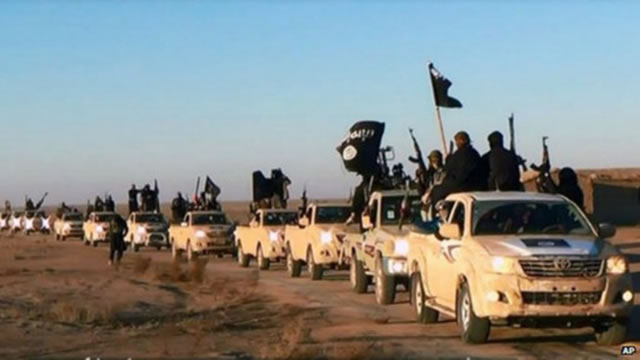 Foto ini diposting pada sebuah situs militan pada hari Selasa (7/1/2014), menunjukkan konvoi kendaraan dan pejuang yang diduga dari Islamic State in Iraq and Syam (ISIS), di Anbar Province, Irak. (AP)