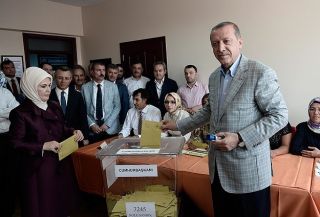 Erdogan menggunakan hak suaranya dalam pilpres Turki 2014 (Anadolu)