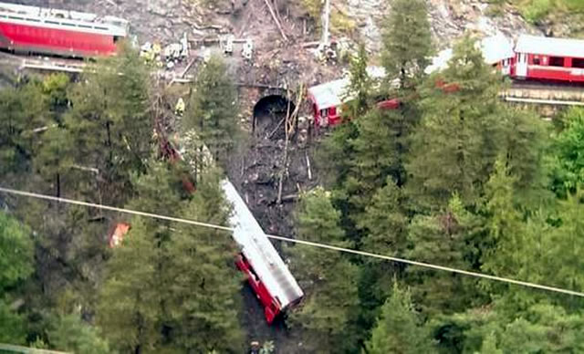 Kereta api di Swiss jatuh ke jurang setelah terkena tanah longsor, Rabu (13/8/2014). (independent.ie)
