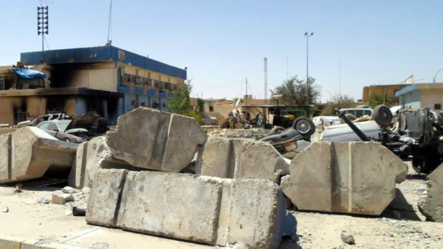 Pusat keamanan di Tikrit yang hancur pasca serangan pasukan ISIS, Juli 2014. (Associated Press)