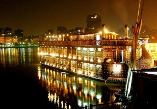 Suasana malam Nile Cruise di Kairo (privatetoureg.com)