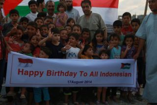 di tengah kesusahan mereka sendiri, warga Palestina masih menyempatkan diri ucapkan selamat HUTRI ke-69 bagi bangsa Indonesia (dok ACT)
