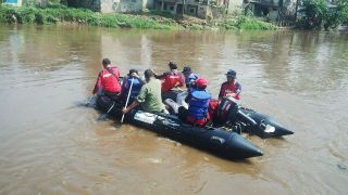 Tim Rescue PKPU bersama PRB-API, Komunitas Matpeci dan Kwartir Nasional (Kwarnas) melakukan aksi susur dan bersih Sungai Ciliwung. Rabu, 13/8/14.  (Apn/kis/pkpu)