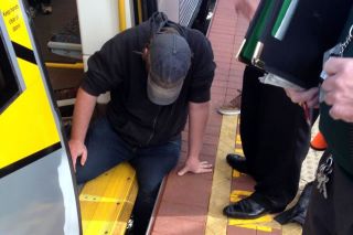 Kaki seorang pria terjepit di antara peron dan kereta api di Perth, Rabu (6/8/2014). (twitter.com/nicolastaylor)