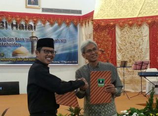 Nota kesepahaman ditandatangani oleh Gubernur Sumatera Barat Irwan Prayitno dan Kepala BI Wilayah VIII Mahdi Mahmudi, di Aula BI Padang (Rabu Siang 13/08/2014). (erwin fs)
