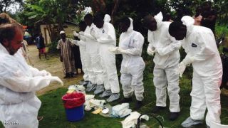 Tim medis sangat berhati-hati saat berinteraksi dengan terjangkit virus Ebola (Skynews)