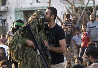 Seorang warga mencium penembak jitu Brigade Al-Qassam (Today's Opinion)